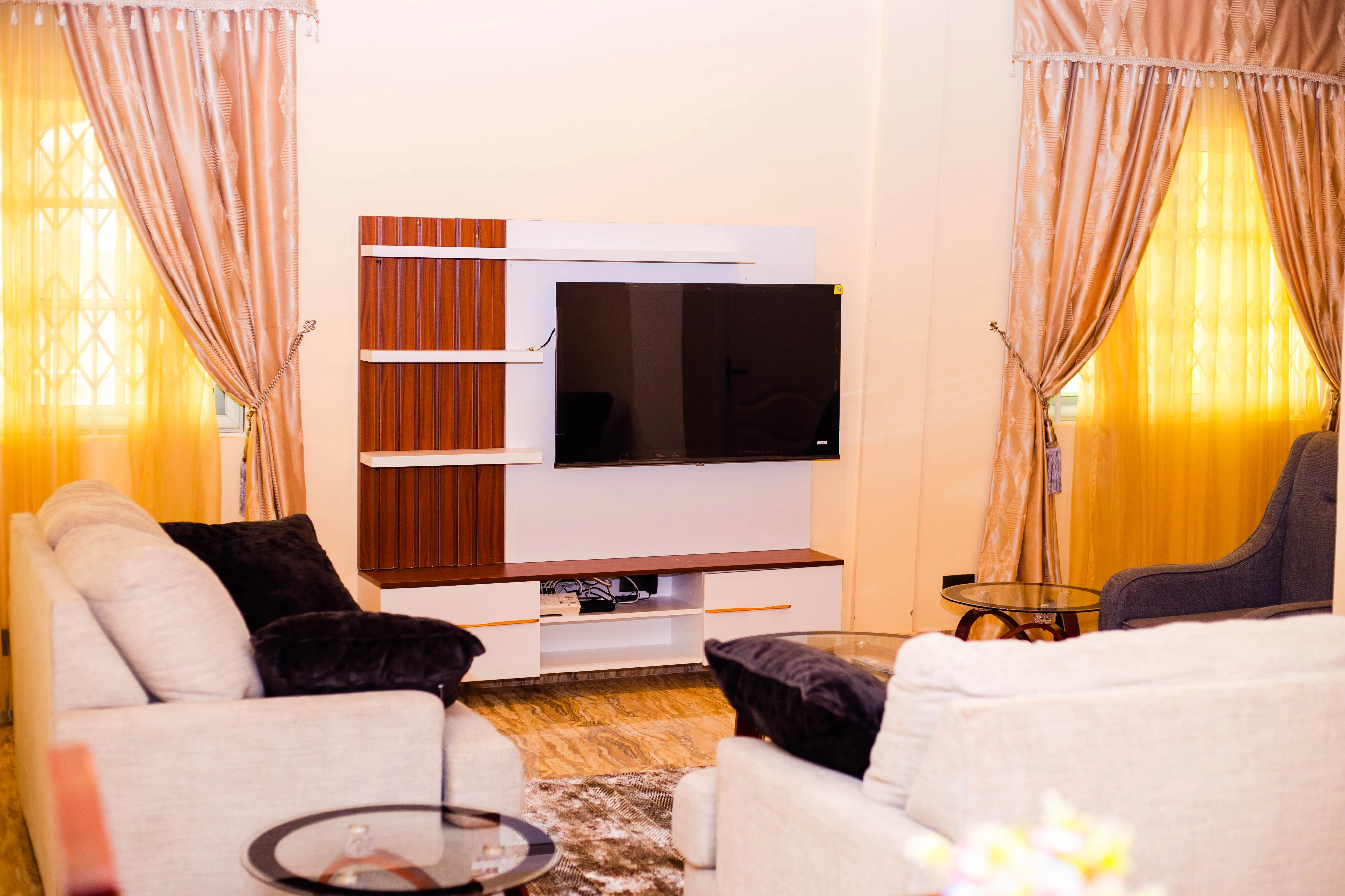 Neutral furnished sitting room with television